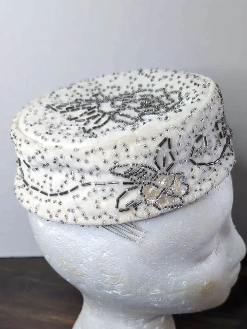Vintage 50-60s Womens Small Pillbox Hat Mid Century Ivory beaded flowers - Picture 2 of 8